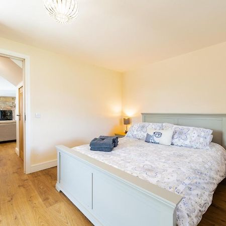 Nether Newton - Sleeps 12, Hottub, Sauna, Private Garden Newmilns Exterior photo