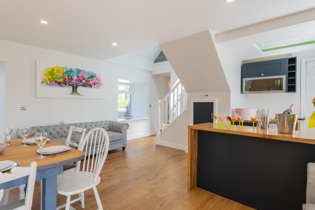 Nether Newton - Sleeps 12, Hottub, Sauna, Private Garden Newmilns Exterior photo