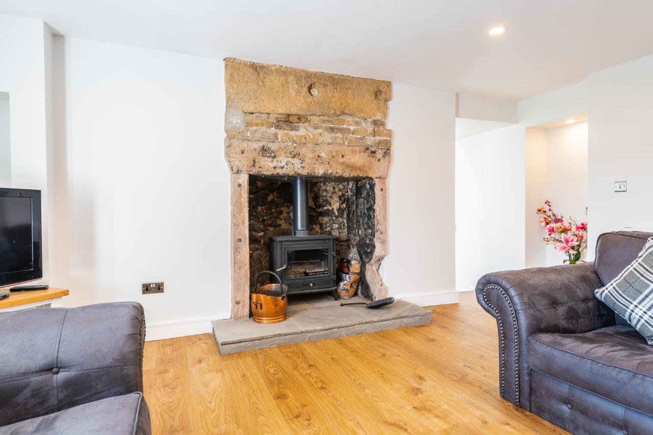 Nether Newton - Sleeps 12, Hottub, Sauna, Private Garden Newmilns Exterior photo