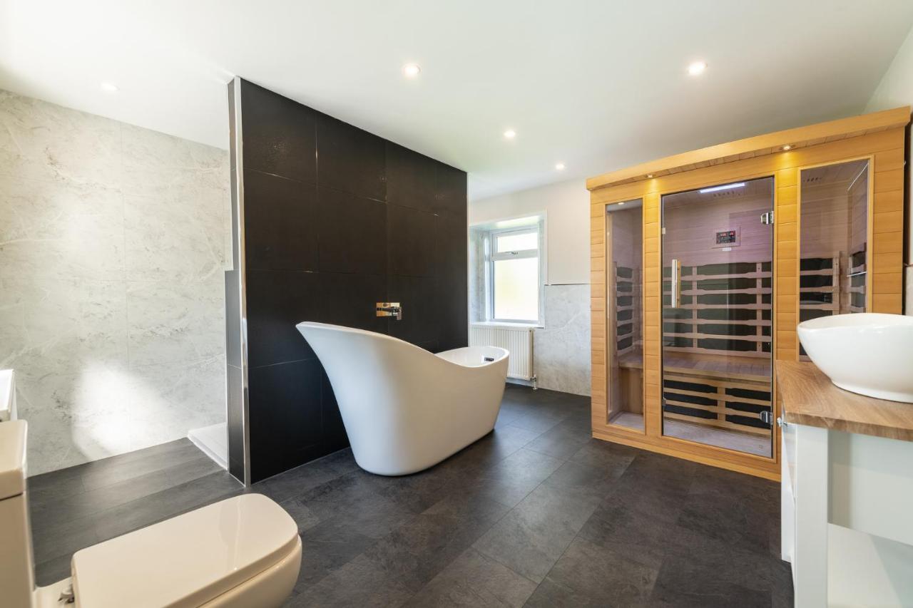 Nether Newton - Sleeps 12, Hottub, Sauna, Private Garden Newmilns Exterior photo
