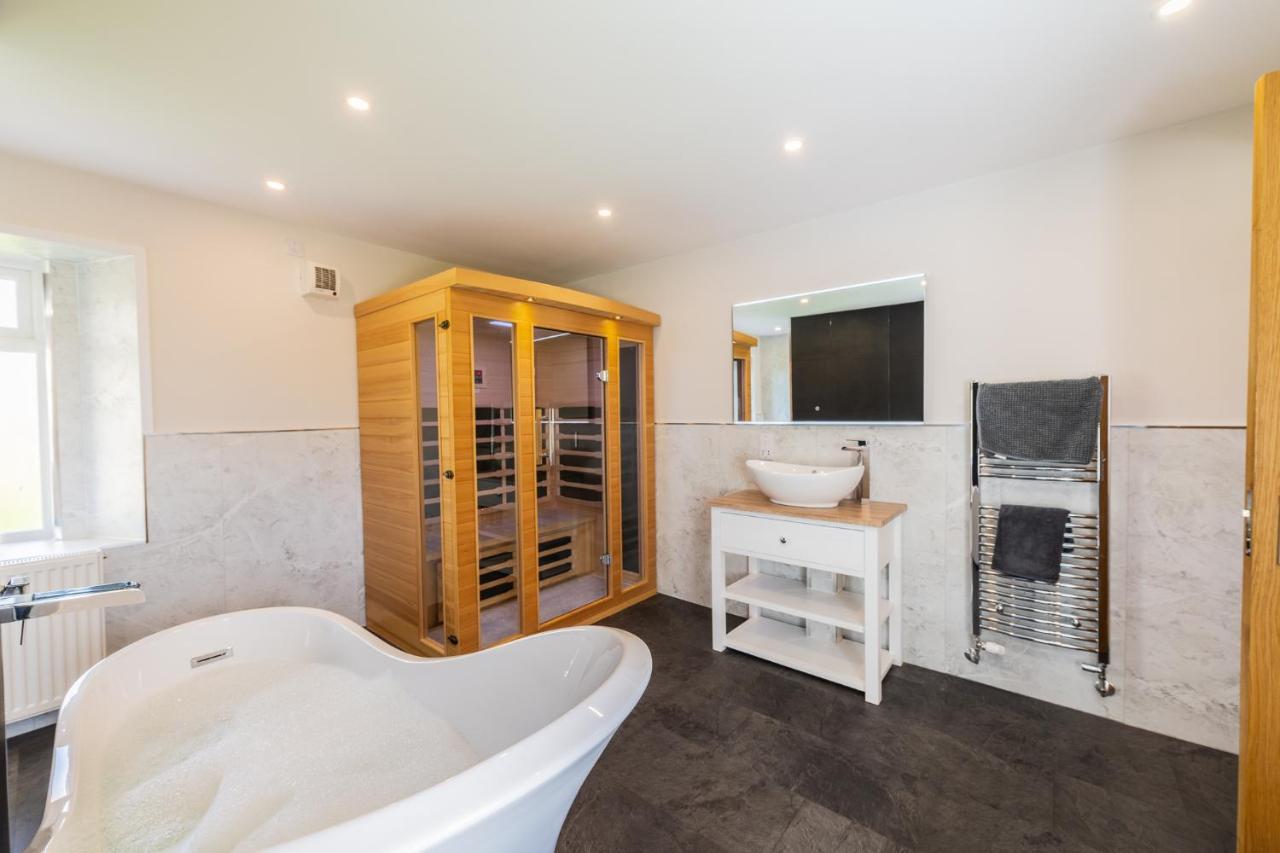 Nether Newton - Sleeps 12, Hottub, Sauna, Private Garden Newmilns Exterior photo