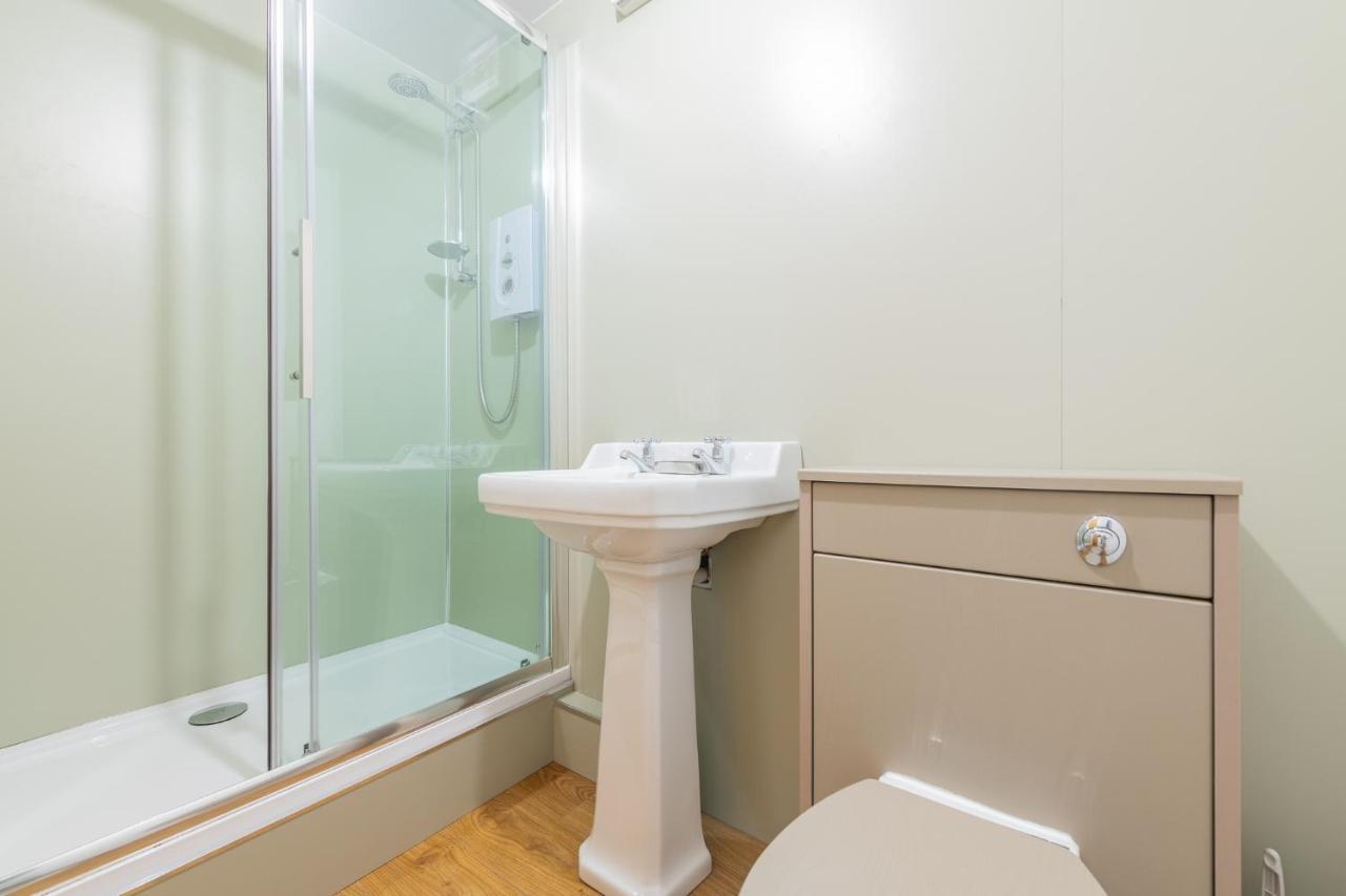 Nether Newton - Sleeps 12, Hottub, Sauna, Private Garden Newmilns Exterior photo