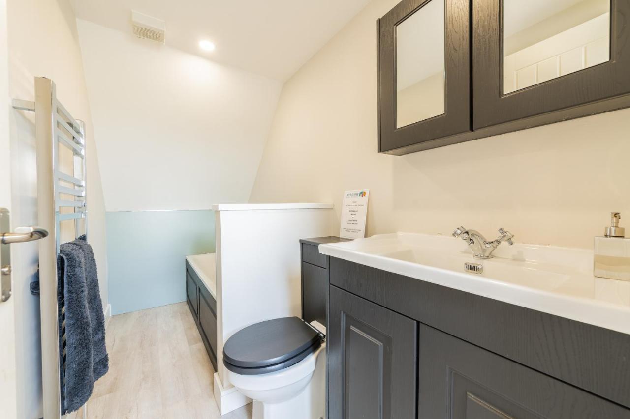 Nether Newton - Sleeps 12, Hottub, Sauna, Private Garden Newmilns Exterior photo