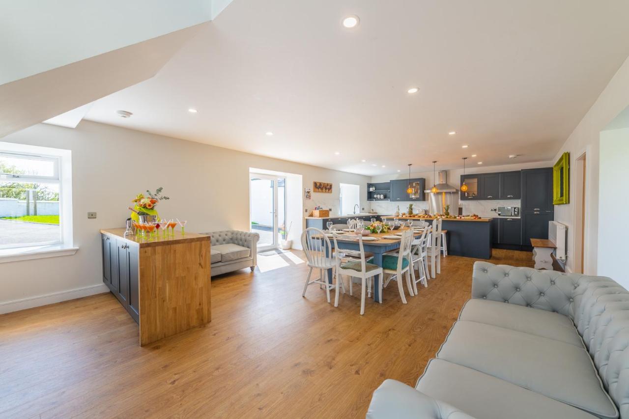Nether Newton - Sleeps 12, Hottub, Sauna, Private Garden Newmilns Exterior photo