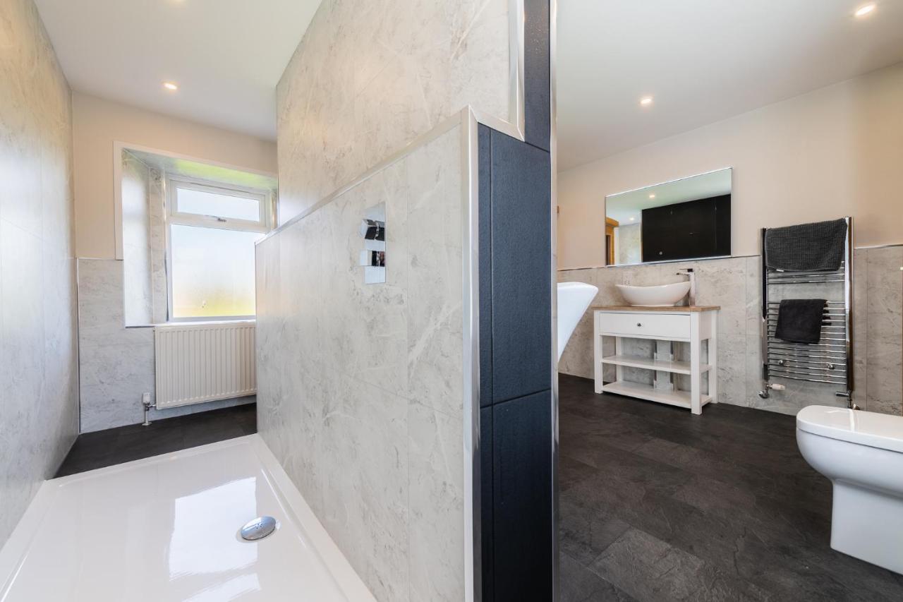 Nether Newton - Sleeps 12, Hottub, Sauna, Private Garden Newmilns Exterior photo