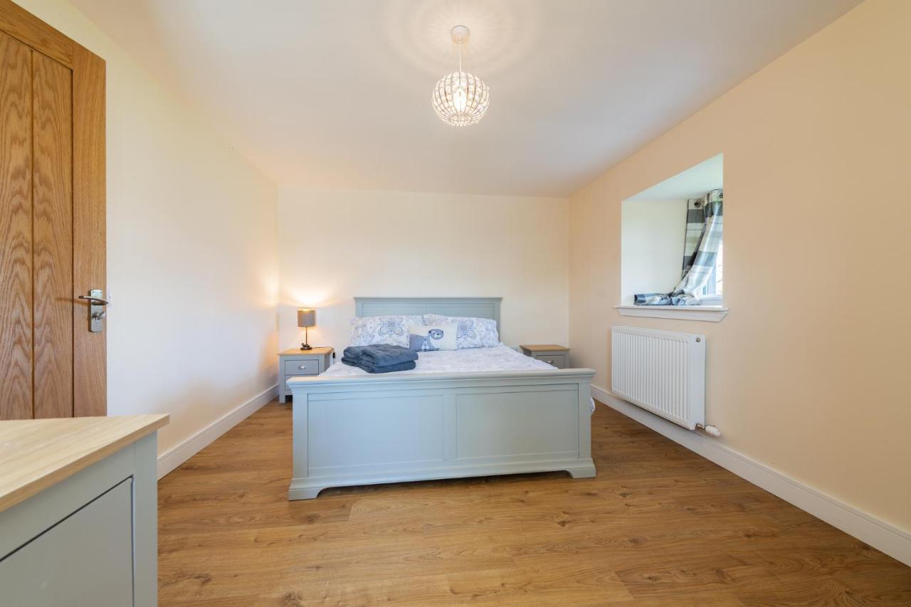 Nether Newton - Sleeps 12, Hottub, Sauna, Private Garden Newmilns Exterior photo