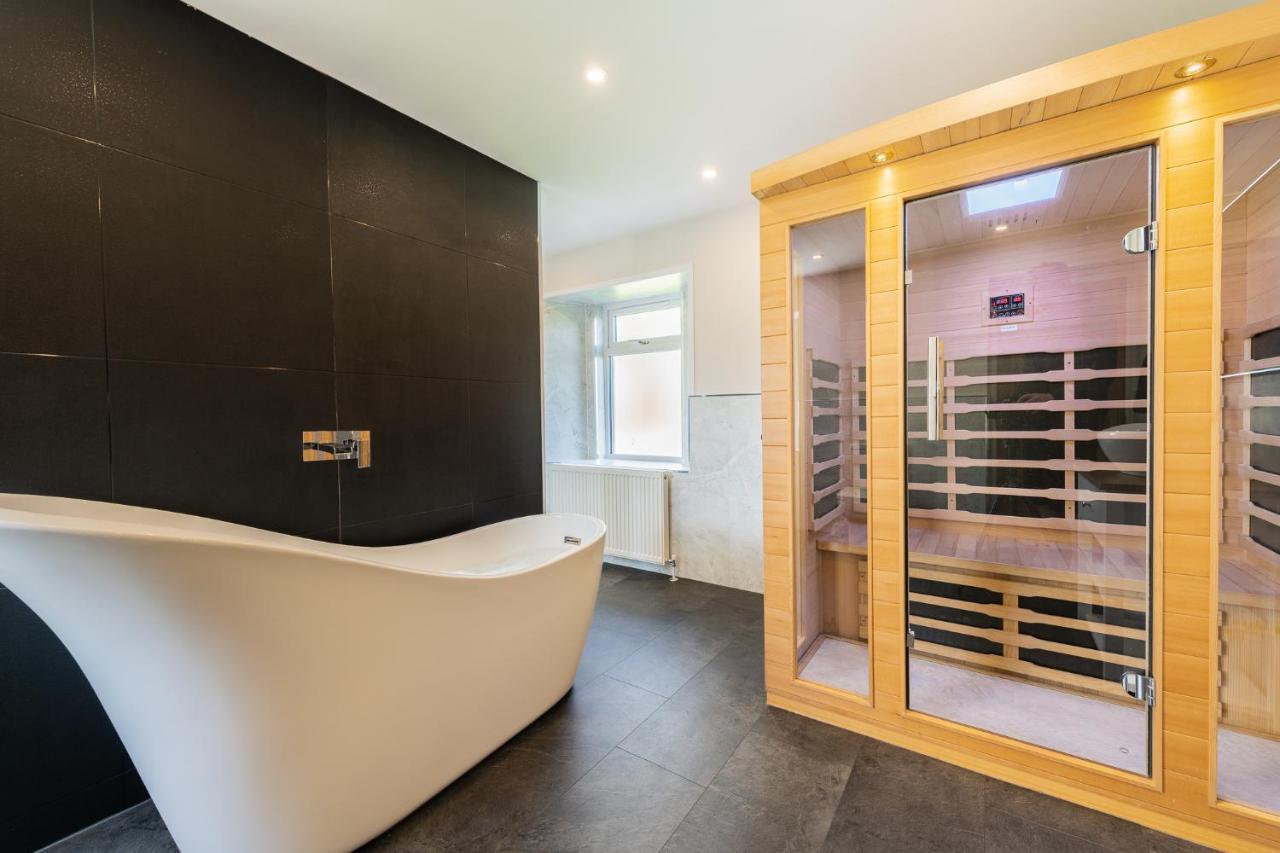 Nether Newton - Sleeps 12, Hottub, Sauna, Private Garden Newmilns Exterior photo