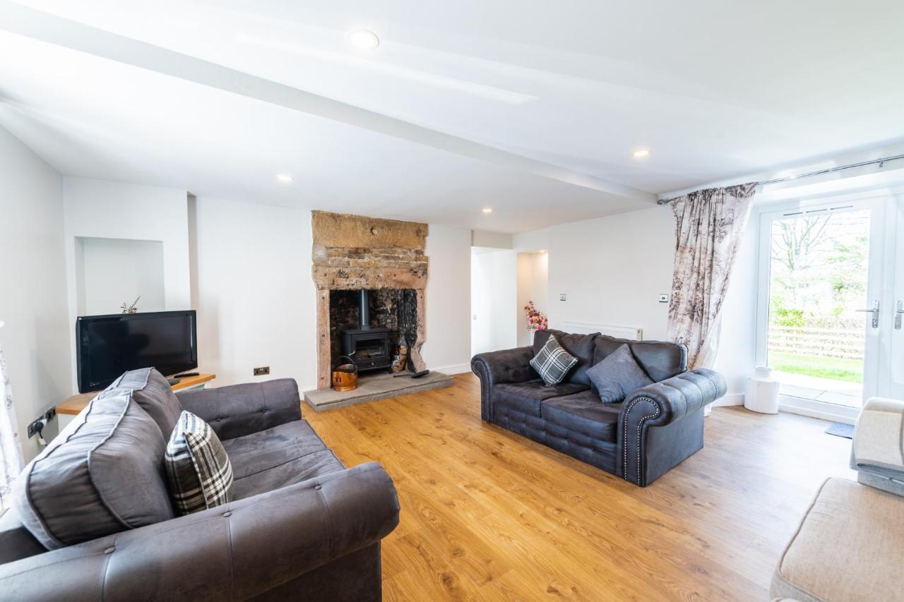 Nether Newton - Sleeps 12, Hottub, Sauna, Private Garden Newmilns Exterior photo