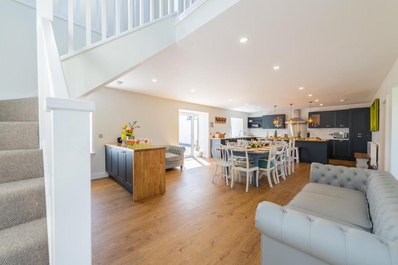 Nether Newton - Sleeps 12, Hottub, Sauna, Private Garden Newmilns Exterior photo