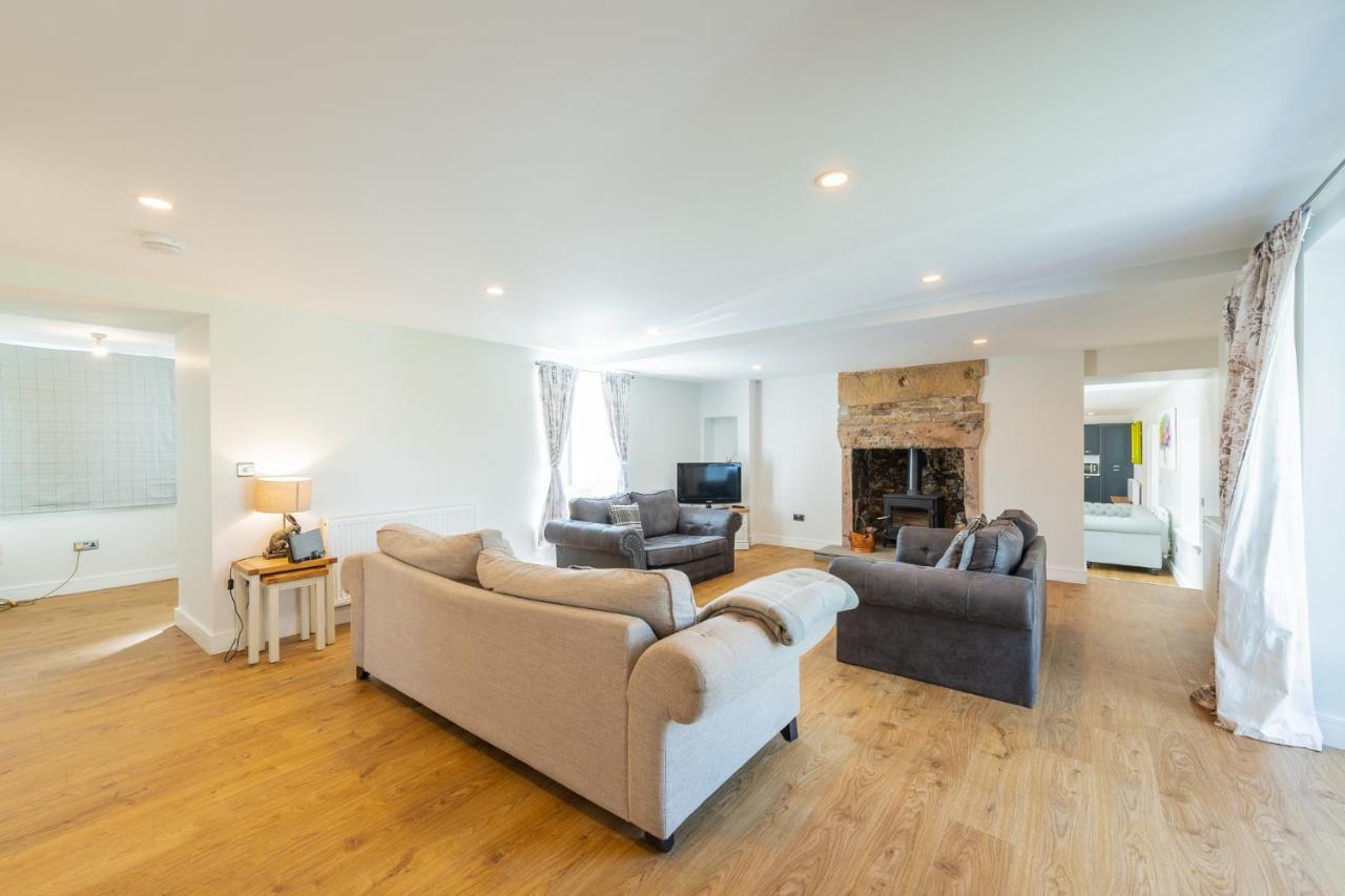 Nether Newton - Sleeps 12, Hottub, Sauna, Private Garden Newmilns Exterior photo