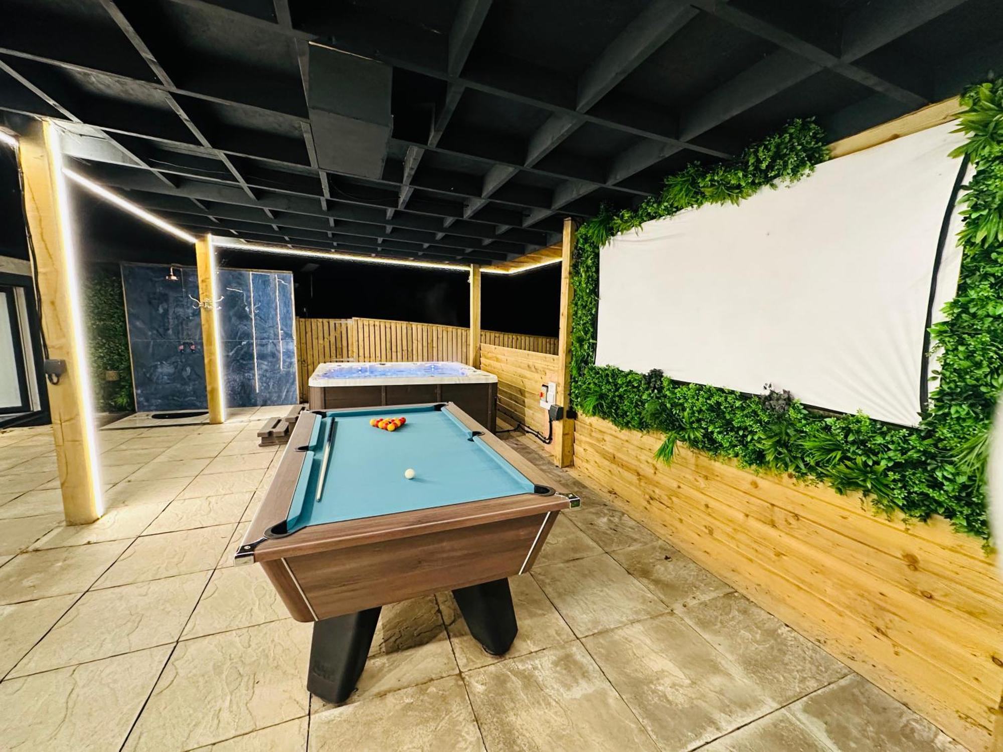 Nether Newton - Sleeps 12, Hottub, Sauna, Private Garden Newmilns Exterior photo